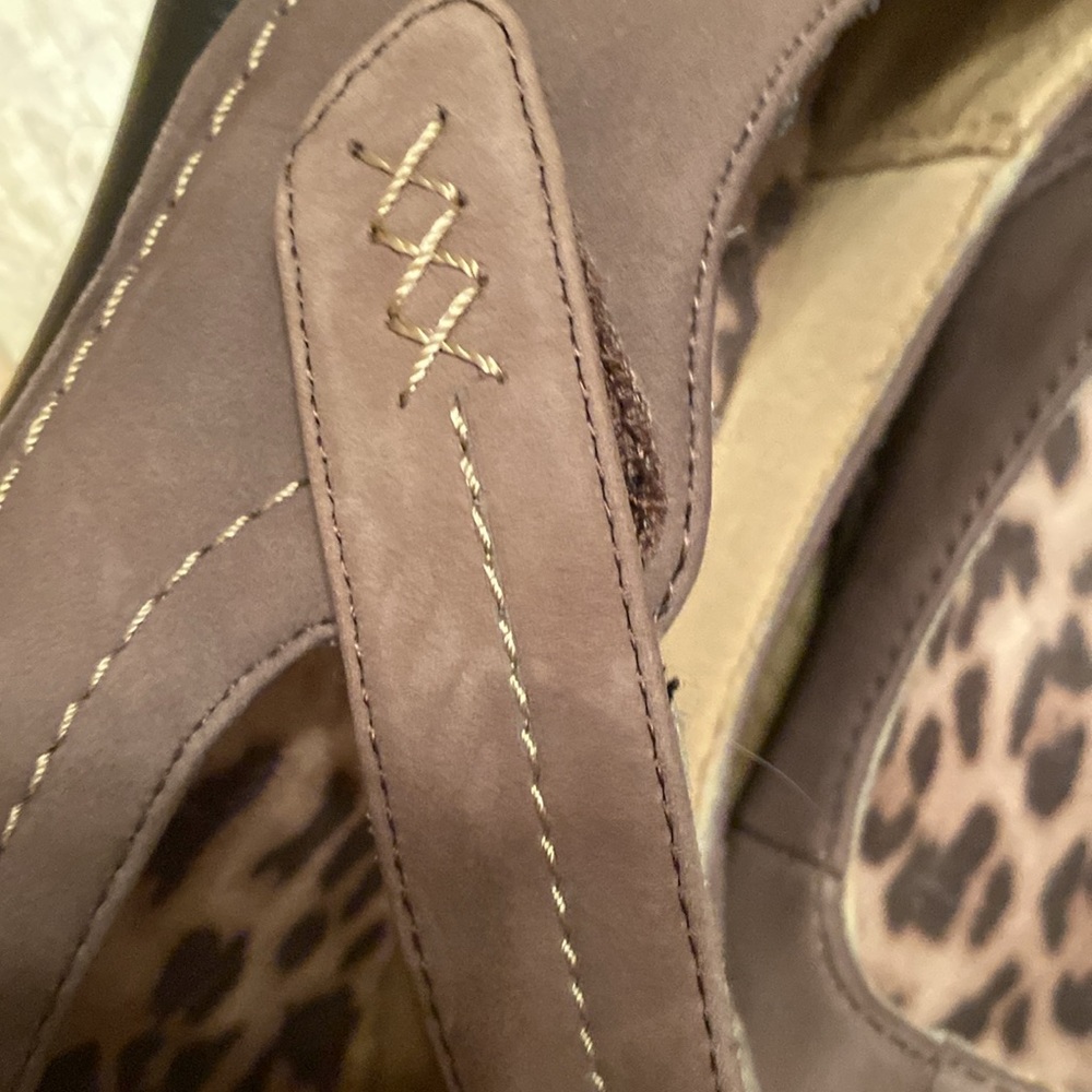 Preowned women’s suede leather Vionic shoes 10 Excellent - Picture 9 of 11